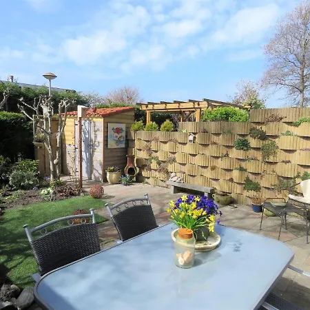 Lovely Holiday Within Cycling Distance Of The Dunes And The Beach! Hébergement de vacances